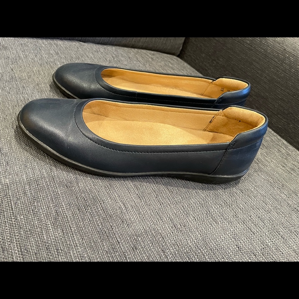 Navy Naturalizer ballet flats